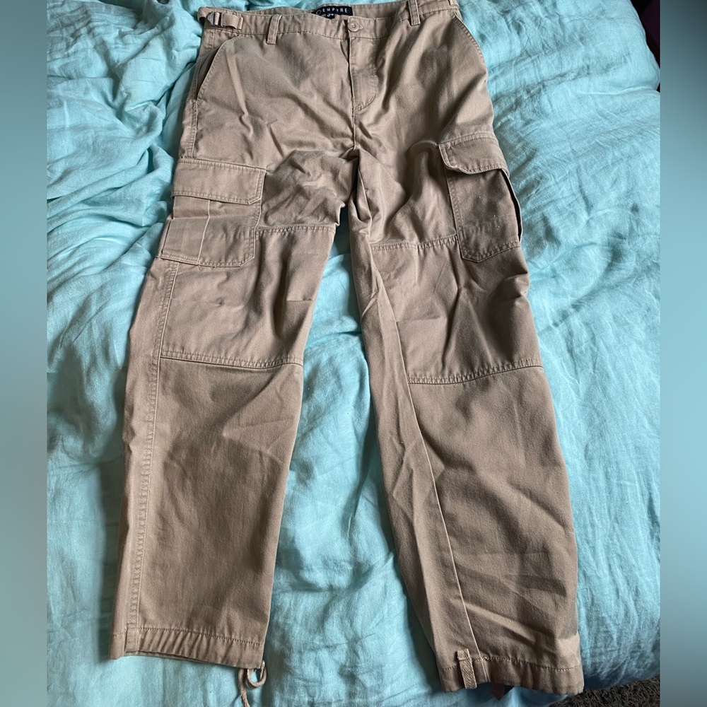 Khaki loose fit emyre cargo pants. Slightly worn no defects